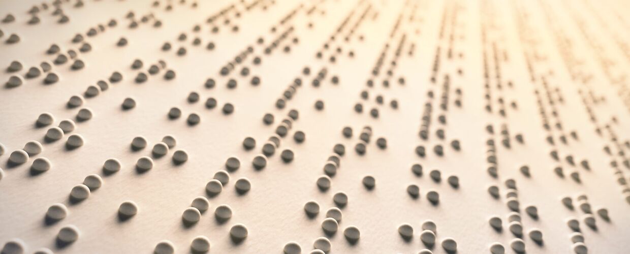 vergrößerte Aufnahme einer Braille-Schrift